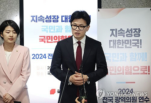 국민의힘 한동훈 대표가 17일 국회 의원회관에서 열린 전국 광역의원 연수 행사를 마치고 나와 취재진의 질문에 답하고 있다. [연합뉴스}